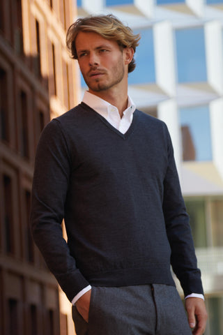 Appearance-Pullover-V-Neck-Hals-Striktroeje-Troeje-Strik-Merino-Graa-Grey-Herre-Maend-Efteraar-Vinter