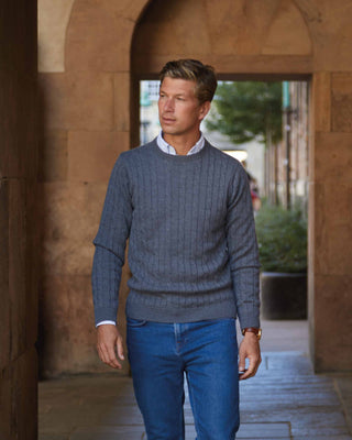 Appearance-merino-cable-knit-strik-crew-kabelstrik-striktrøje-mid-grey-melange-grå-oxford-skjorte-shirt