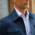 Appearance-An-Ivy-Brushed-Cotton-Safari-Jacket-Jakke-Shirt-Skjortejakke-Overshirt-Navy-Bomuld-Lommer-Knapper-Herre-Maend-Men-Field-Jeans-Skjorte-Business-Kontor-Casual-Jeans