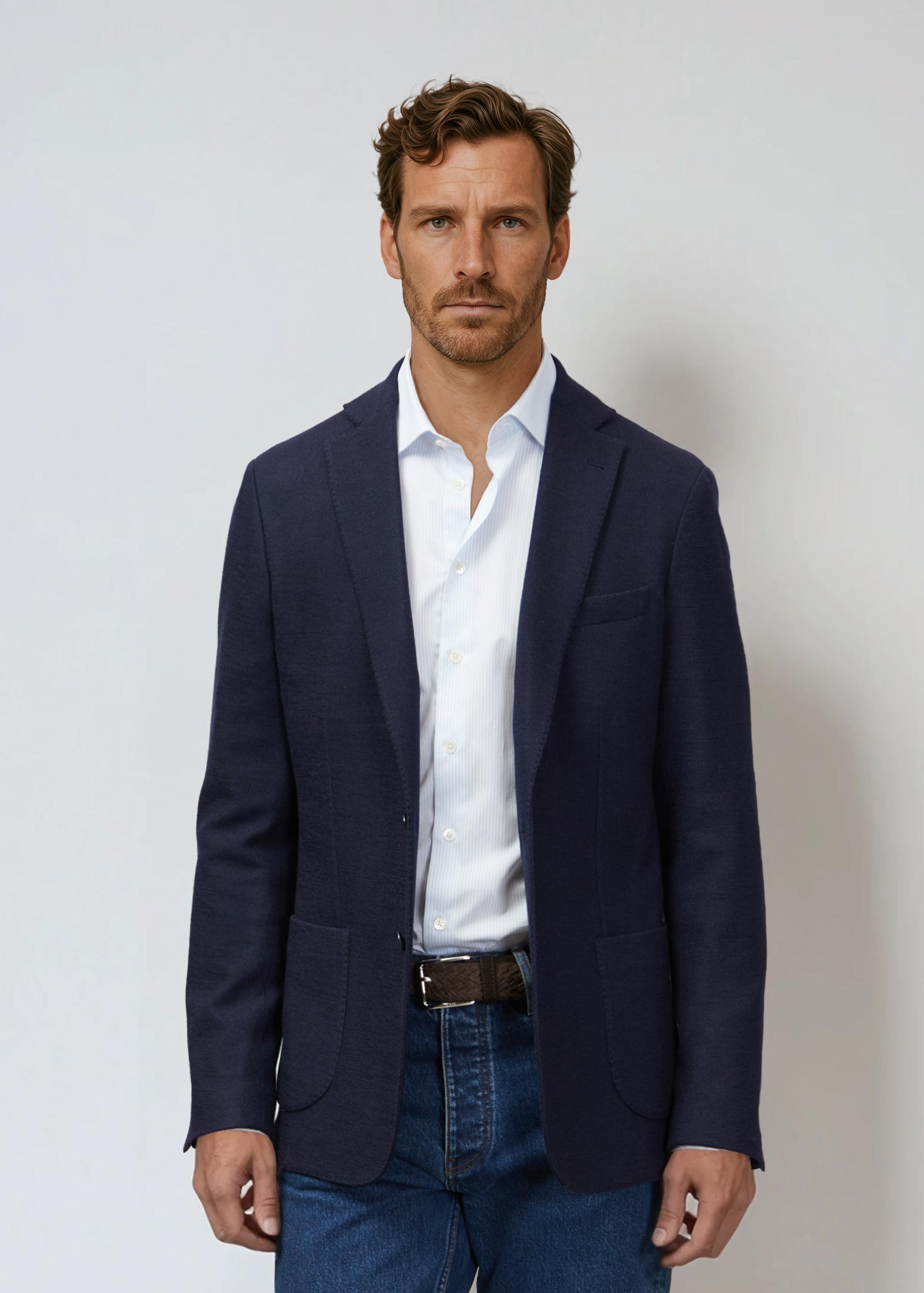 Appearance-An-Ivy-Knitted-Jacket-Blazer-Jakke-Navy-Moerkeblaa-Blaa-Herre-Maend-Men-Strikket-Jersey-Uld-Bomuld-Wool-Cotton-Jeans-Blå-Hvid-White-Royal-Oxford-Skjorte-Shirt-Cutaway