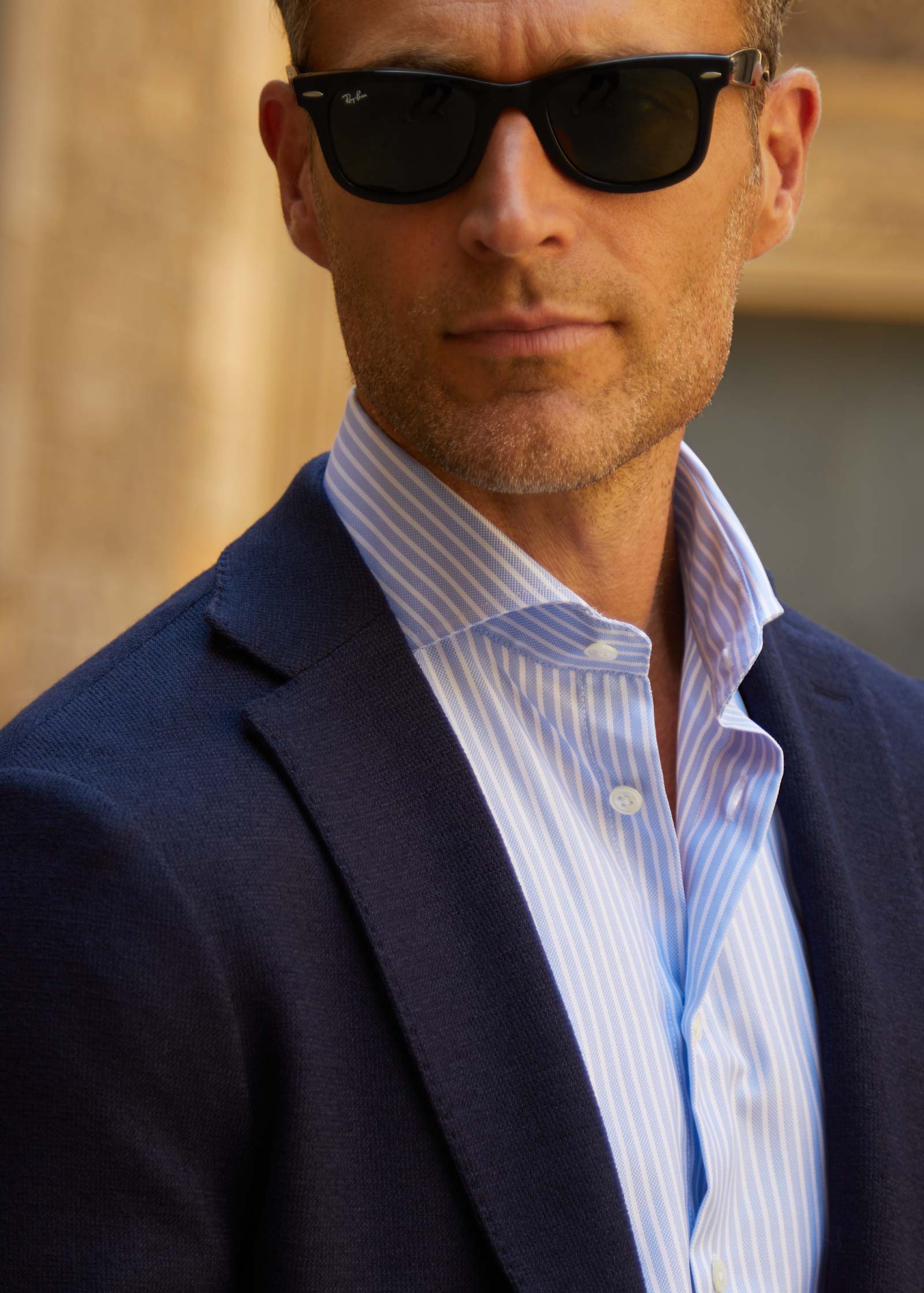 Appearance-An-Ivy-Knitted-Jacket-Blazer-Jakke-Navy-Moerkeblaa-Blaa-Herre-Maend-Men-Strikket-Jersey-Uld-Bomuld-Wool-Cotton-Jeans-Blå-Hvid-White-Royal-Oxford-Skjorte-Shirt-Cutaway