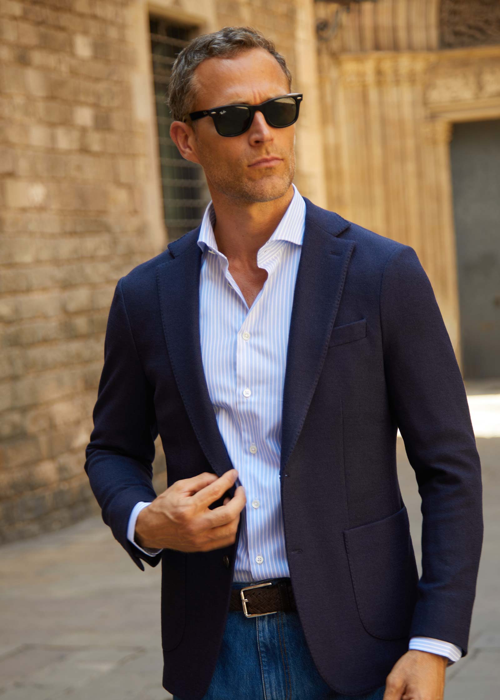 Appearance-An-Ivy-Knitted-Jacket-Blazer-Jakke-Navy-Moerkeblaa-Blaa-Herre-Maend-Men-Strikket-Jersey-Uld-Bomuld-Wool-Cotton-Jeans-Blå-Hvid-White-Royal-Oxford-Skjorte-Shirt-Cutaway