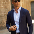 Appearance-An-Ivy-Knitted-Jacket-Blazer-Jakke-Navy-Moerkeblaa-Blaa-Herre-Maend-Men-Strikket-Jersey-Uld-Bomuld-Wool-Cotton-Jeans-Blå-Hvid-White-Royal-Oxford-Skjorte-Shirt-Cutaway