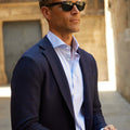 Appearance-An-Ivy-Knitted-Jacket-Blazer-Jakke-Navy-Moerkeblaa-Blaa-Herre-Maend-Men-Strikket-Jersey-Uld-Bomuld-Wool-Cotton-Jeans-Blå-Hvid-White-Royal-Oxford-Skjorte-Shirt-Cutaway
