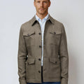 Appearance-An-Ivy-Linen-Safari-Jacket-Jakke-Shirt-Skjortejakke-Overshirt-Olive-Green-Groen-Hoer-Lommer-Knapper-Herre-Maend-Men-Field-Skjorte-Jeans