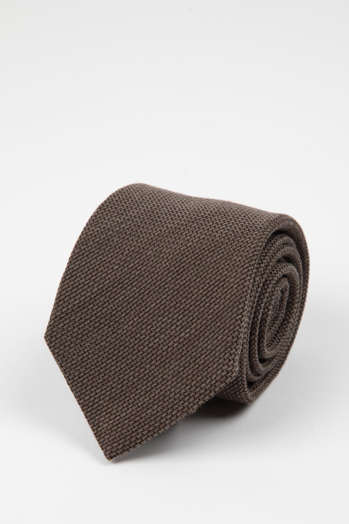 Appearance-An-Ivy-Slips-Tie-Brown-Wool-Uld-Silk-Silke-Brun-Moerkebrun-Herre-Maend-Men-Herretoej-Tekstur-Struktur-Structure-Texture