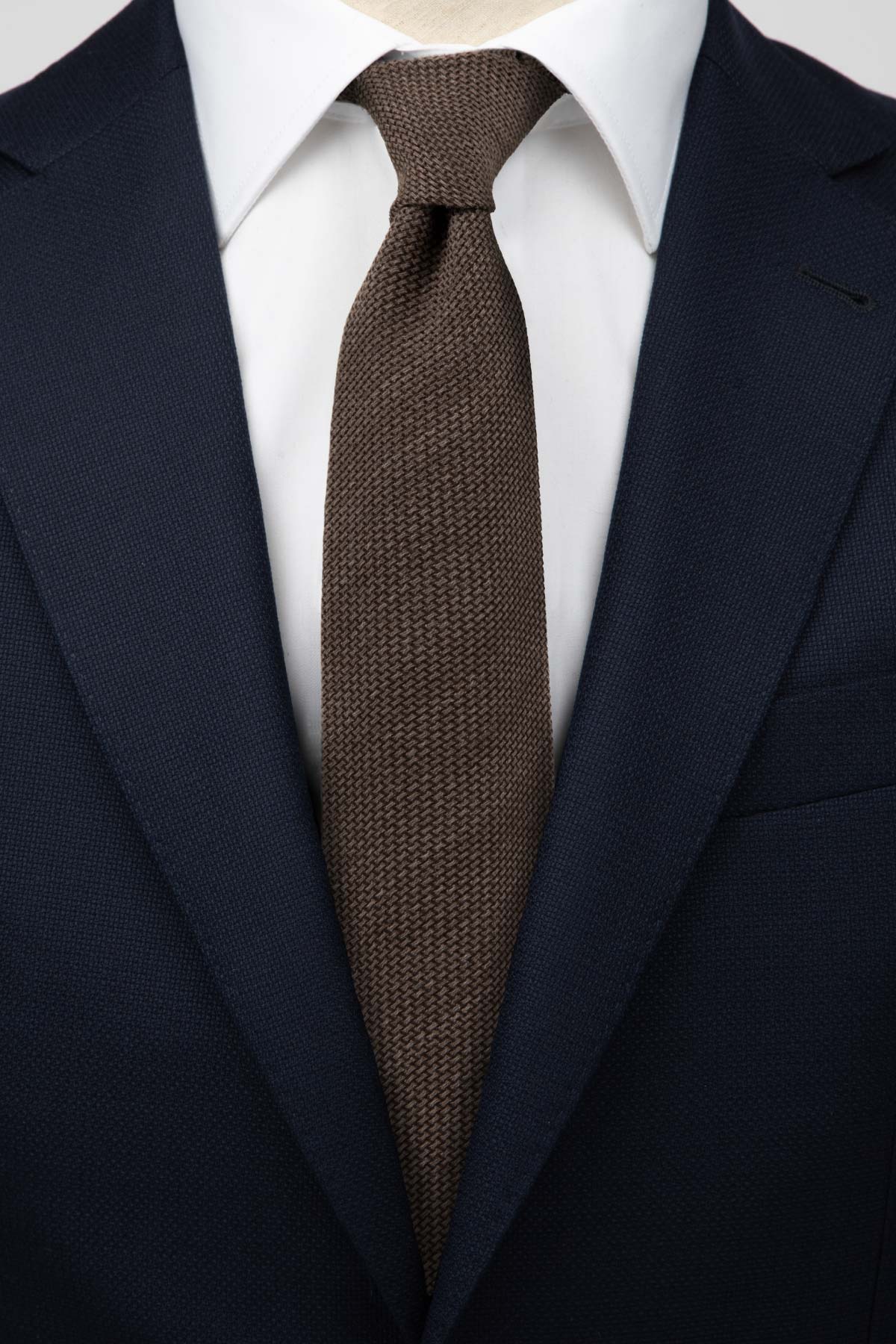 Appearance-An-Ivy-Slips-Tie-Brown-Wool-Uld-Silk-Silke-Brun-Moerkebrun-Herre-Maend-Men-Herretoej-Tekstur-Struktur-Structure-Texture
