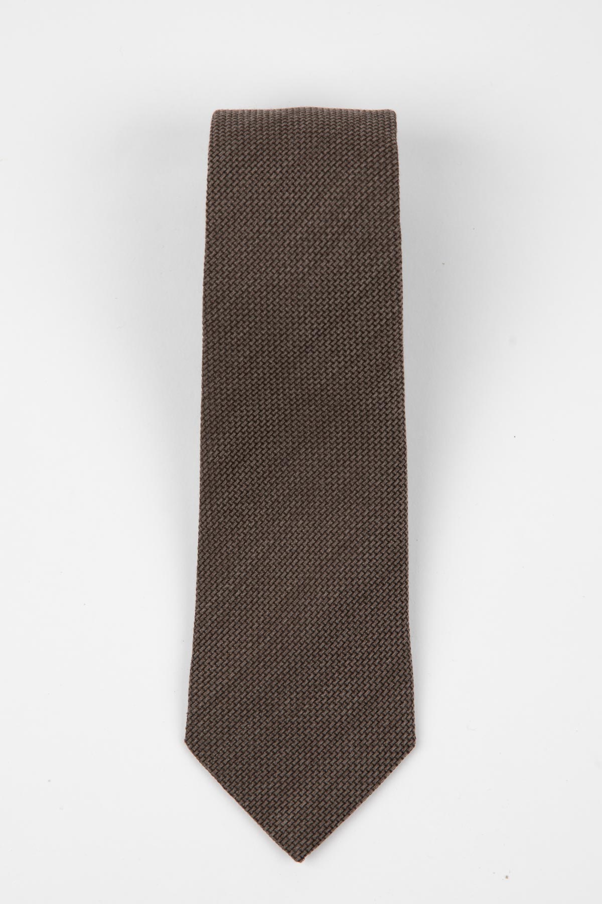 Appearance-An-Ivy-Slips-Tie-Brown-Wool-Uld-Silk-Silke-Brun-Moerkebrun-Herre-Maend-Men-Herretoej-Tekstur-Struktur-Structure-Texture