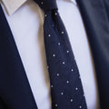 Appearance-An-Ivy-Slips-Tie-Navy-Shantung-Silk-Silke-Blaa-Moerkeblaa-Herre-Maend-Men-Herretoej-Prikker-Dots-Prikket-Hvid-White