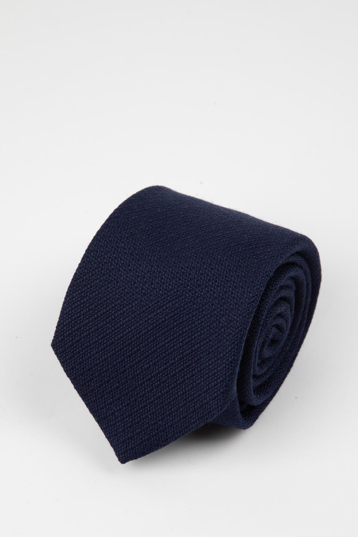 Appearance-An-Ivy-Slips-Tie-Navy-Wool-Uld-Silk-Silke-Blaa-Moerkeblaa-Herre-Maend-Men-Herretoej-Tekstur-Struktur-Structure-Texture