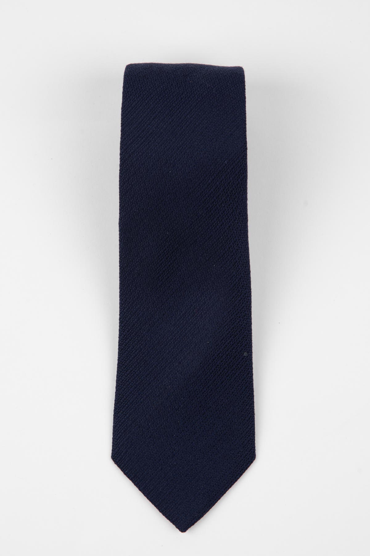 Appearance-An-Ivy-Slips-Tie-Navy-Wool-Uld-Silk-Silke-Blaa-Moerkeblaa-Herre-Maend-Men-Herretoej-Tekstur-Struktur-Structure-Texture