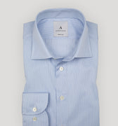 Appearance-An-Ivy-Twill-Dress-Skjorte-Shirt-Herre-Maend-Toej-Herretoej-Cutaway-Bomuld-Business-Blaa-Blue-Lyseblaa-Light-Stribet-Striped-Business-Kontor-Skjorte-Knap-Perlemor