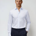 Appearance-An-Ivy-Twill-Dress-Skjorte-Shirt-Herre-Maend-Toej-Herretoej-Cutaway-Bomuld-Business-Lyse-Blaa-Blue-Lyseblaa-Light-Stribet-Striped-Knap-Perlemor-Navy-Blå-Bukser-Trouser