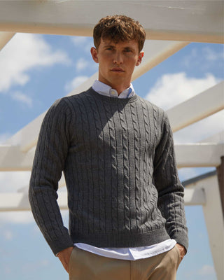 Appearance-merino-cable-knit-strik-crew-kabelstrik-striktrøje-mid-grey-melange-grå-oxford-shirt-skjorte