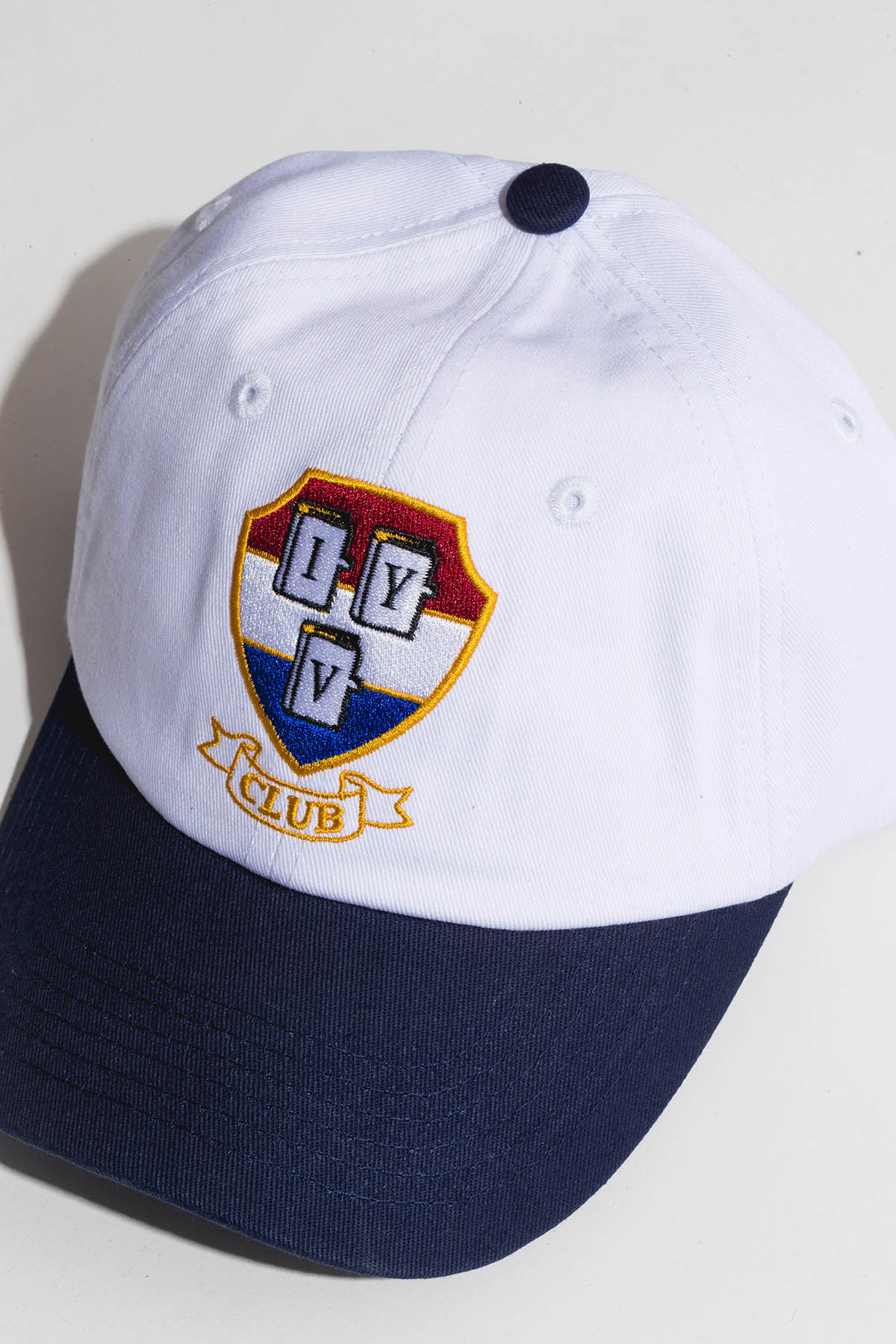 AN IVY Caps White Navy Emblem Club Cap